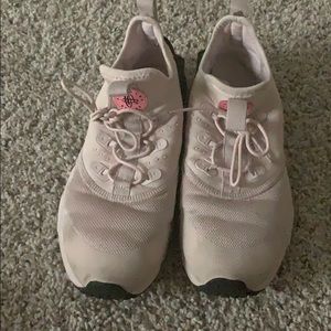 Grey Nike huaraches and pink